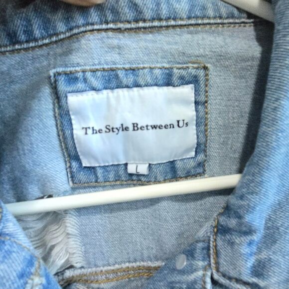 The style between us jean jacket ripped, laced, distressed size  large - Picture 5 of 5